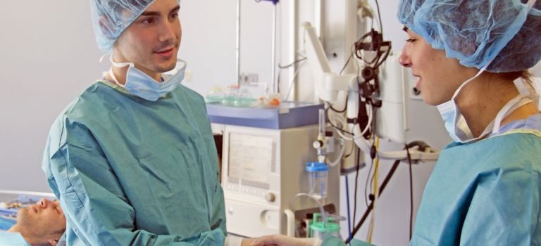 高齢者の聴こえと暮らしを支えるための補聴器選び徹底ガイド